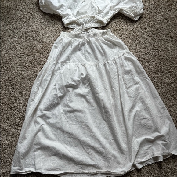 Elegant White Backless Dress - Picture 6 of 7